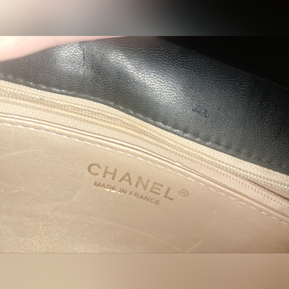 CHANEL VINTAGE LAMBSKIN BAG - Picture 3 of 6